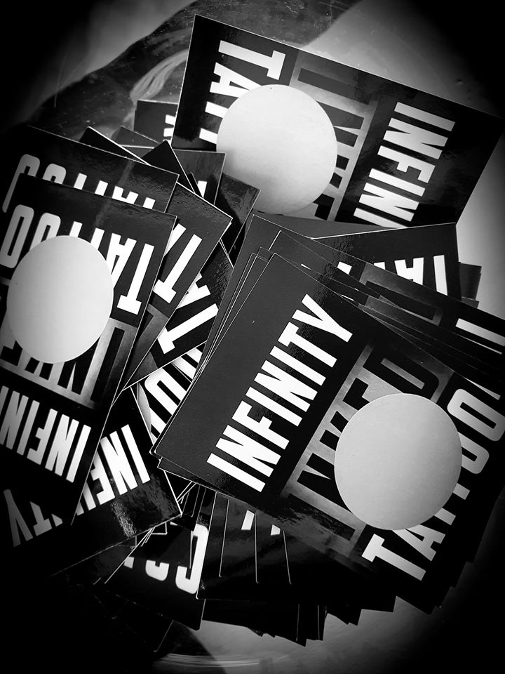 A Noël, les achats redoublent. En effet, à cette période, tout le monde recherche des cadeaux à offrir pour faire plaisir à leurs proches. De leur côté, les commerçants n’hésitent pas à témoigner que le mois de décembre est un des meilleurs mois, durant lequel ils voient leur chiffre d’affaire augmenter considérablement. Faire preuve de créativité permet d’obtenir encore plus de clients et notamment d’inciter les personnes à faire plus d’achat. C’est à Noël qu’il faut saisir l’opportunité d’élaborer de nouvelles stratégies commerciales. Les cartes à gratter constituent une excellente solution pour fidéliser les clients et en attirer de nouveaux. A Noël, les achats redoublent. En effet, à cette période, tout le monde recherche des cadeaux à offrir pour faire plaisir à leurs proches. De leur côté, les commerçants n’hésitent pas à témoigner que le mois de décembre est un des meilleurs mois, durant lequel ils voient leur chiffre d’affaire augmenter considérablement. Faire preuve de créativité permet d’obtenir encore plus de clients et notamment d’inciter les personnes à faire plus d’achat. C’est à Noël qu’il faut saisir l’opportunité d’élaborer de nouvelles stratégies commerciales. Les cartes à gratter constituent une excellente solution pour fidéliser les clients et en attirer de nouveaux.