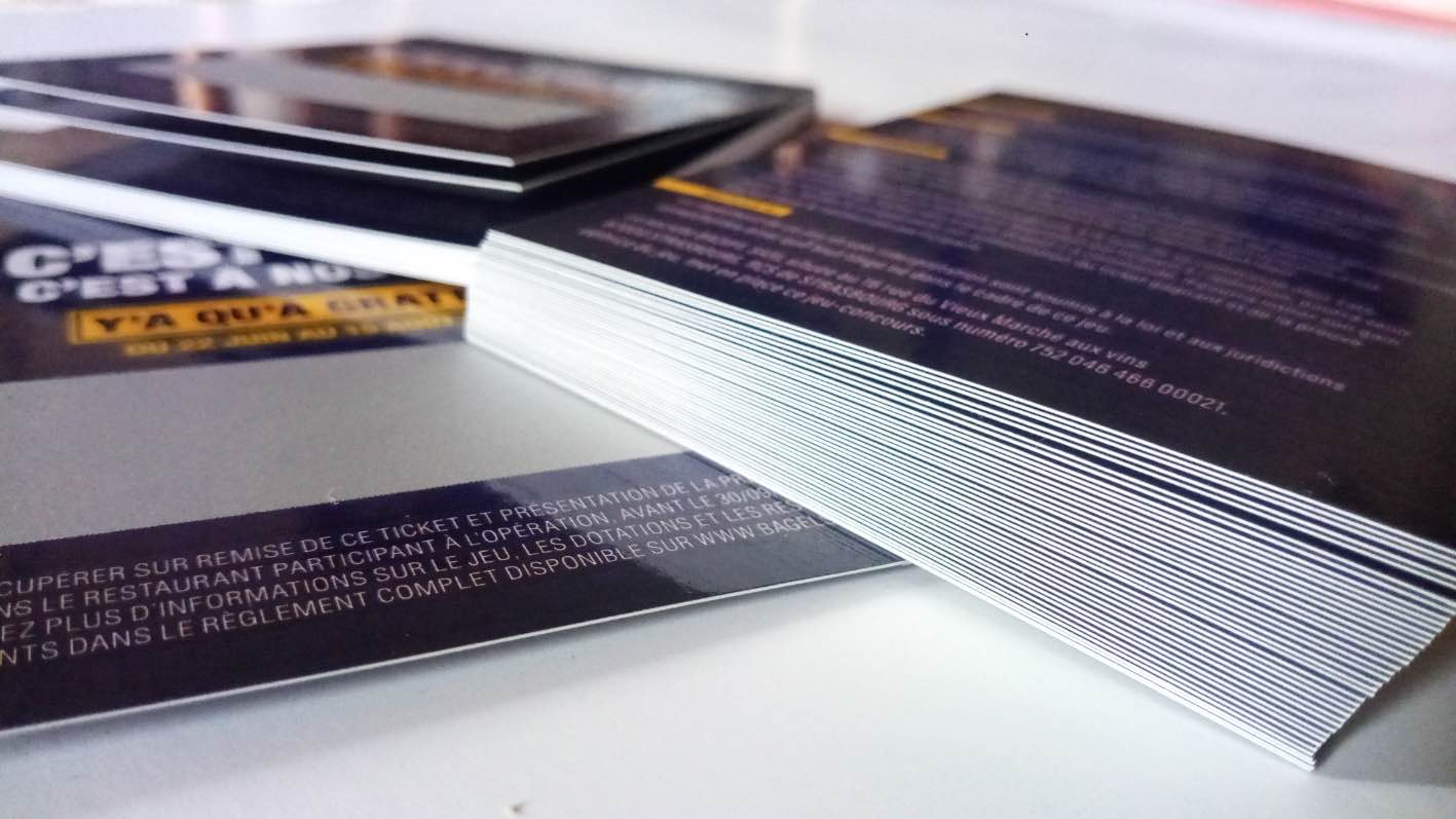 De nos jours, les entreprises souhaitant promouvoir un produit à travers une campagne publicitaire sont nombreuses et cherchent toutes à être les plus inventives possible. En effet, beaucoup de consommateurs sont lassés des publicités classiques et il faut redoubler d’originalité pour réussir à capter leur attention et à les faire s’intéresser au produit ou au service que vous cherchez à promouvoir. Ce qui attire le plus le public, ce sont les jeux. À la fois ludiques et amusants, les jeux attirent beaucoup de consommateurs qui se prennent vite au jeu et veulent tenter de remporter un prix. En France, les tickets à gratter sont très populaires et génèrent un chiffre de ventes de plus de quinze millions d’euros par an. En effet, vu comme un moyen ludique de remporter quelque chose, ces petits cartons personnalisables séduisent énormément de personnes, de tous milieux sociaux confondus. Alors pourquoi ne pas utiliser des tickets à gratter dans votre prochaine campagne publicitaire afin d’attiser la curiosité de potentiels clients et ainsi d’élargir votre clientèle tout en fidélisant celle que vous avez déjà ? De nos jours, les entreprises souhaitant promouvoir un produit à travers une campagne publicitaire sont nombreuses et cherchent toutes à être les plus inventives possible. En effet, beaucoup de consommateurs sont lassés des publicités classiques et il faut redoubler d’originalité pour réussir à capter leur attention et à les faire s’intéresser au produit ou au service que vous cherchez à promouvoir. Ce qui attire le plus le public, ce sont les jeux. À la fois ludiques et amusants, les jeux attirent beaucoup de consommateurs qui se prennent vite au jeu et veulent tenter de remporter un prix. En France, les tickets à gratter sont très populaires et génèrent un chiffre de ventes de plus de quinze millions d’euros par an. En effet, vu comme un moyen ludique de remporter quelque chose, ces petits cartons personnalisables séduisent énormément de personnes, de tous milieux sociaux confondus. Alors pourquoi ne pas utiliser des tickets à gratter dans votre prochaine campagne publicitaire afin d’attiser la curiosité de potentiels clients et ainsi d’élargir votre clientèle tout en fidélisant celle que vous avez déjà ?