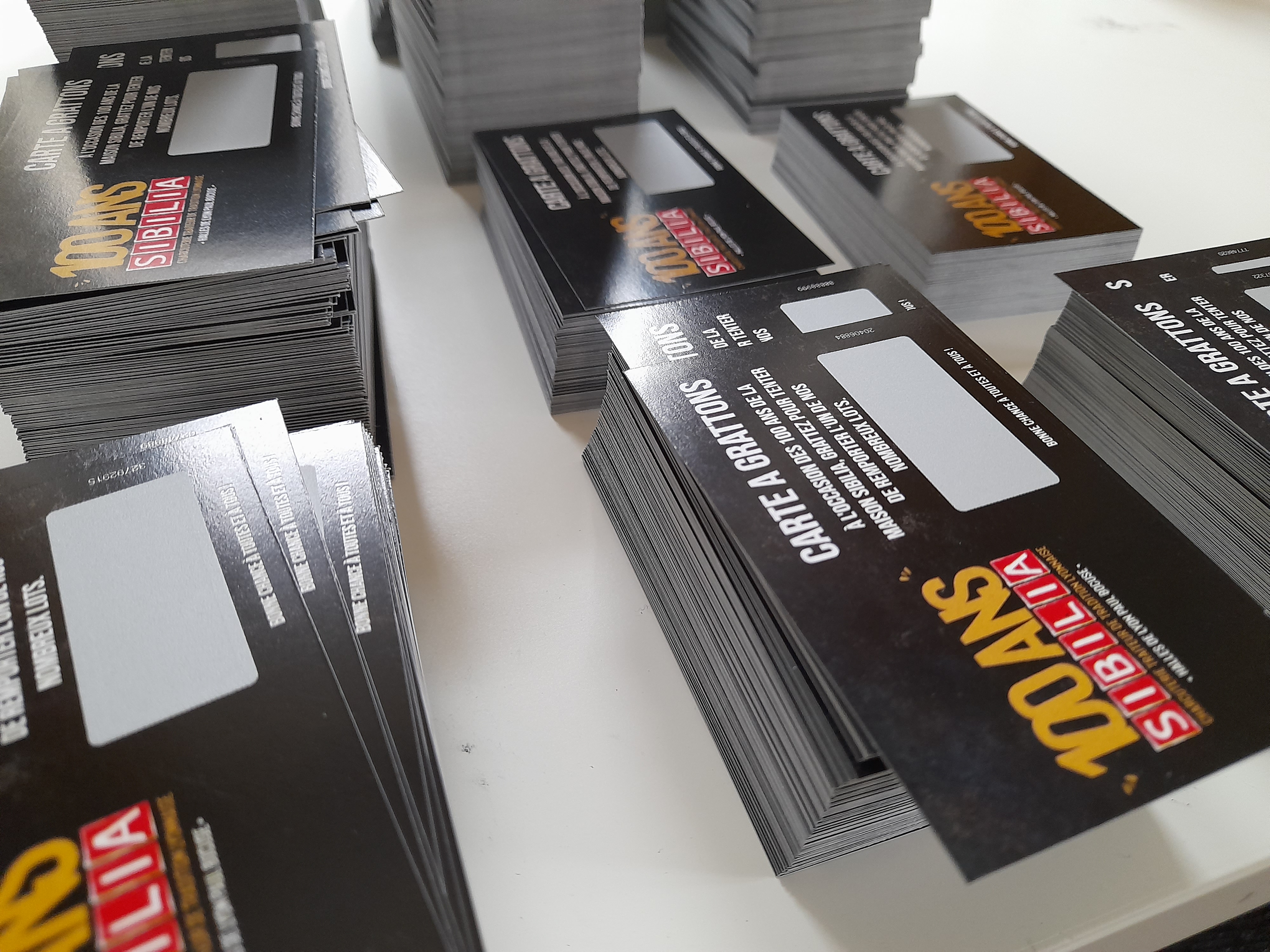 C’est dans les années 1980 que les jeux de grattage arrivent en France, et, depuis, l’intérêt du public ne s’est jamais amoindri. Le succès est tel qu’on intègre désormais le jeu à gratter dans les stratégies de marketing de la plupart des entreprises. Ainsi, lorsqu’une société souhaite réaliser une animation commerciale, la <a href='https://www.scratcher.fr/cartes-a-gratter'>cartes à gratter</a> peut aussi bien servir à attirer de nouveaux clients qu’à fidéliser les autres. Pourquoi cette stratégie permet-elle d’avoir des résultats aussi pertinents ? C’est dans les années 1980 que les jeux de grattage arrivent en France, et, depuis, l’intérêt du public ne s’est jamais amoindri. Le succès est tel qu’on intègre désormais le jeu à gratter dans les stratégies de marketing de la plupart des entreprises. Ainsi, lorsqu’une société souhaite réaliser une animation commerciale, la <a href='https://www.scratcher.fr/cartes-a-gratter'>cartes à gratter</a> peut aussi bien servir à attirer de nouveaux clients qu’à fidéliser les autres. Pourquoi cette stratégie permet-elle d’avoir des résultats aussi pertinents ?