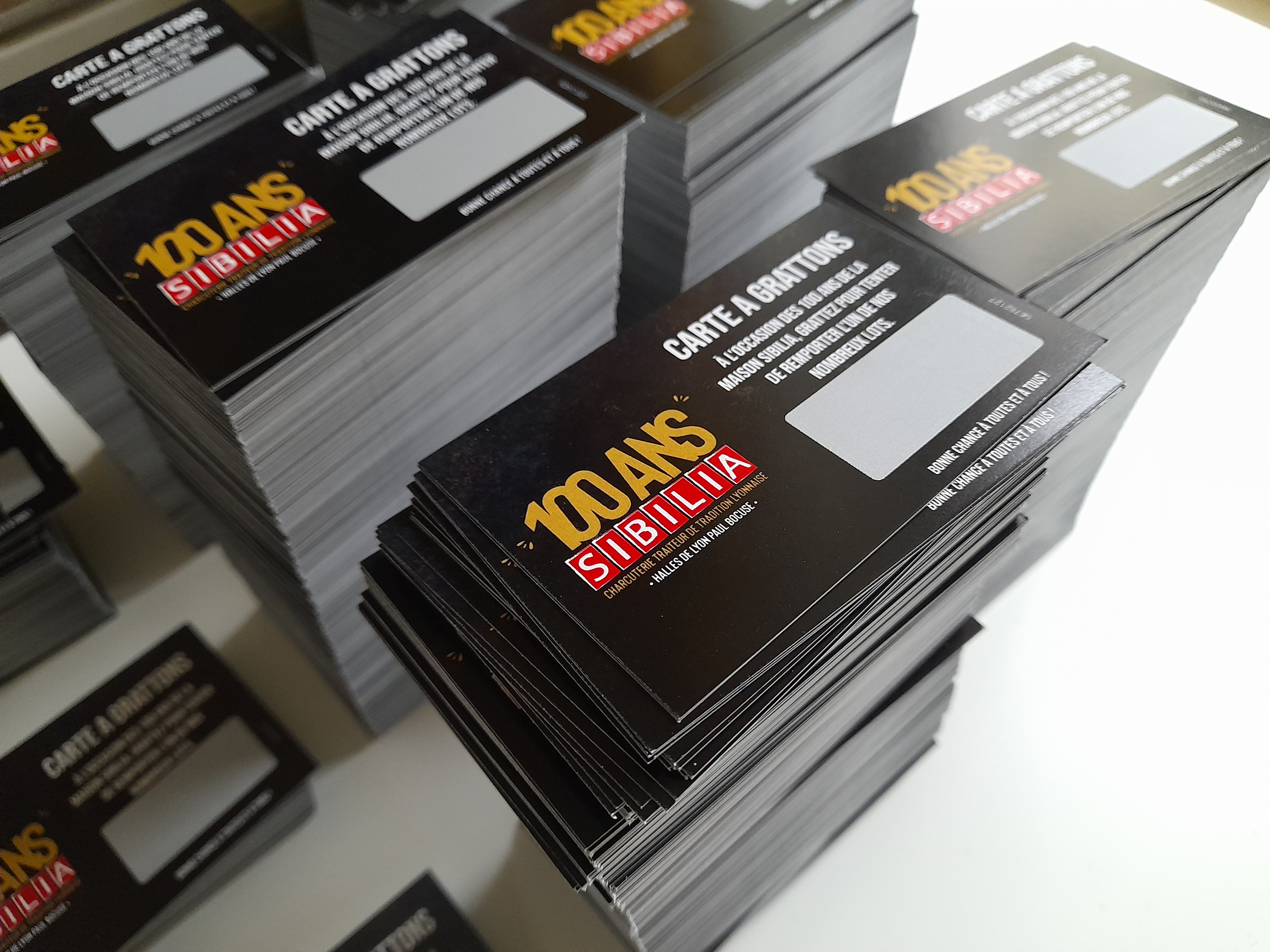 C’est dans les années 1980 que le ticket à gratter connaît un succès qui n’a, depuis, pas décru. Les années passent, et il est toujours très prisé par les Français. Au-delà du plaisir personnel en allant chercher son journal, la carte à gratter est aussi utilisée comme un moyen de communication par les entreprises, tandis que d’autres le mettent à l’honneur dans diverses animations commerciales. Mais au fait, pourquoi ça marche si bien, et comment l’utiliser efficacement pour votre entreprise ? C’est dans les années 1980 que le ticket à gratter connaît un succès qui n’a, depuis, pas décru. Les années passent, et il est toujours très prisé par les Français. Au-delà du plaisir personnel en allant chercher son journal, la carte à gratter est aussi utilisée comme un moyen de communication par les entreprises, tandis que d’autres le mettent à l’honneur dans diverses animations commerciales. Mais au fait, pourquoi ça marche si bien, et comment l’utiliser efficacement pour votre entreprise ?